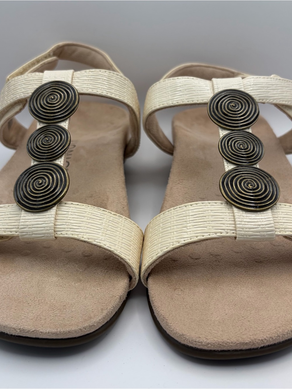 Vionic Ivory Braided Strap Sandals with Antique Gold Accents sz 7